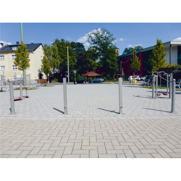 Stainless steel post | 70 x 70 mm | removable, self-engaging lockwith hot-dip galvanized ground socket part-no. 470.10approx. 400 mm below ground | with Euro profile cylinder lock and three keys | with 1 eyelet